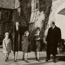 The Crown Princess fled with the children, first to Sweden, then on to USA where they lived until the war ended and they could return home once more. Here, Crown Princess Märtha and Crown Price Olav with Prince Harald, Princess Astrid and Princess Ragnhild outside the house at Pook's Hill, Maryland (Photo: Scanpix)